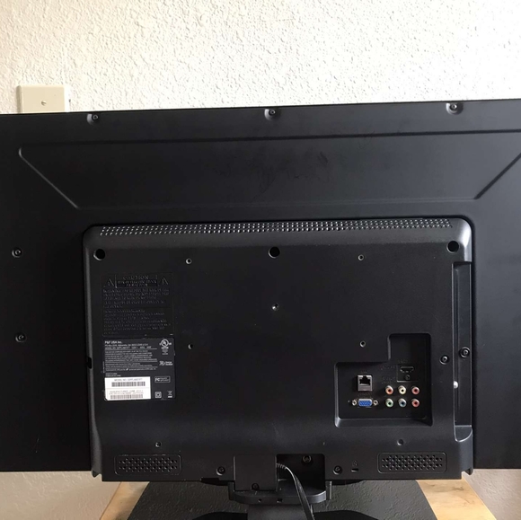 I'm selling a Philips 32inch flat screen tv - Picture 2 of 3